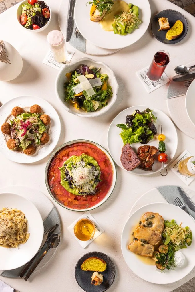 Strada Restaurant, Kadıköy, İstanbul — Kafe ve Pastane