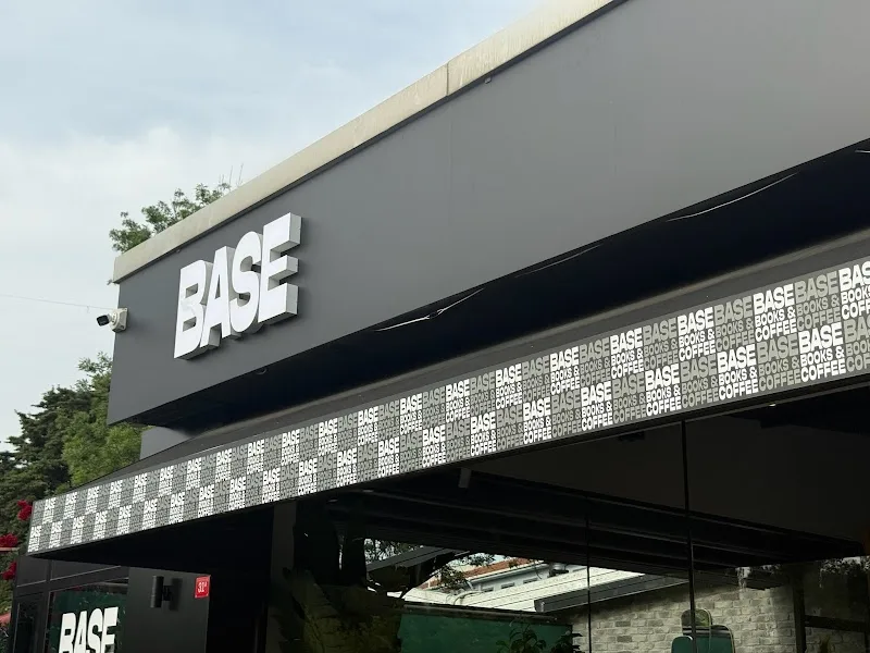 Base Books & Coffee, Sarıyer