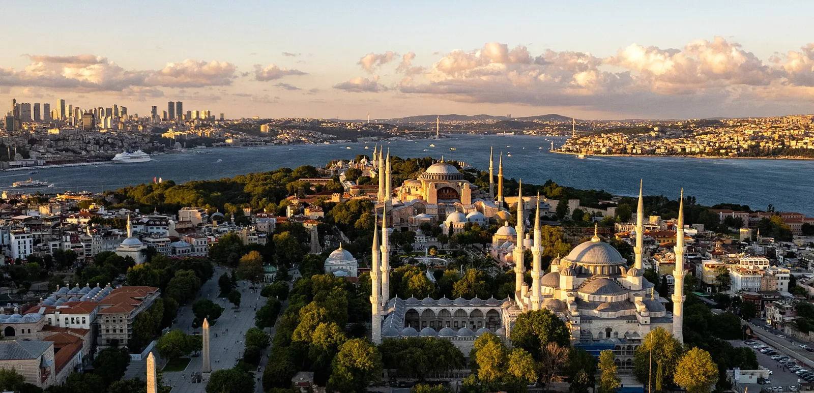 İstanbul tarihi yarımada silueti: camiler ve Boğaz
