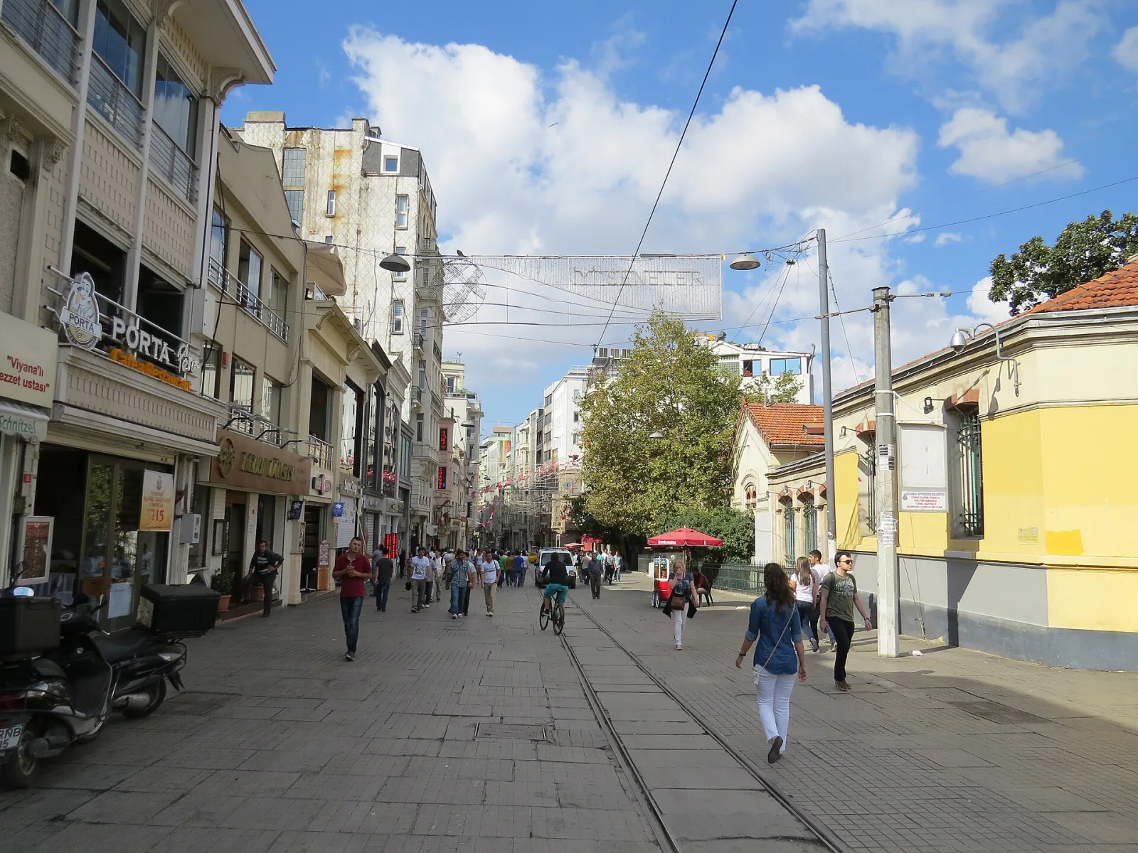 İstiklal Caddesi, Beyoğlu, İstanbul — Tarihi Yapı