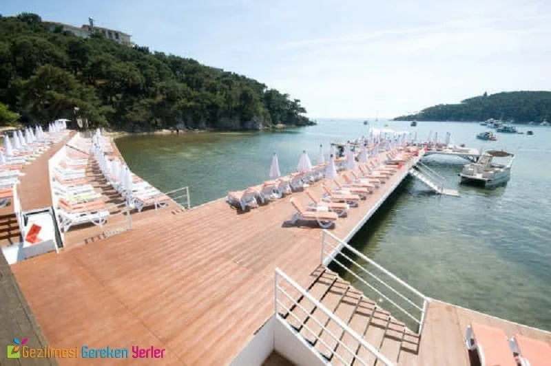 Ada Beach Club, Adalar