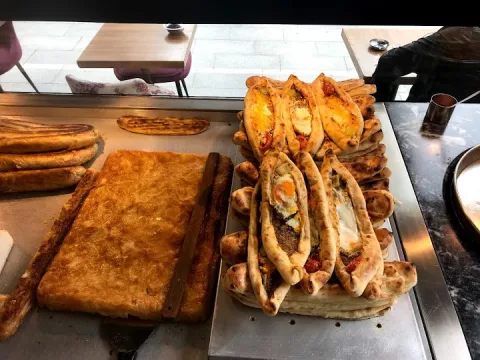 Öz Lezzet Meşhur Börek & Pide, Ataşehir, İstanbul — Restoran