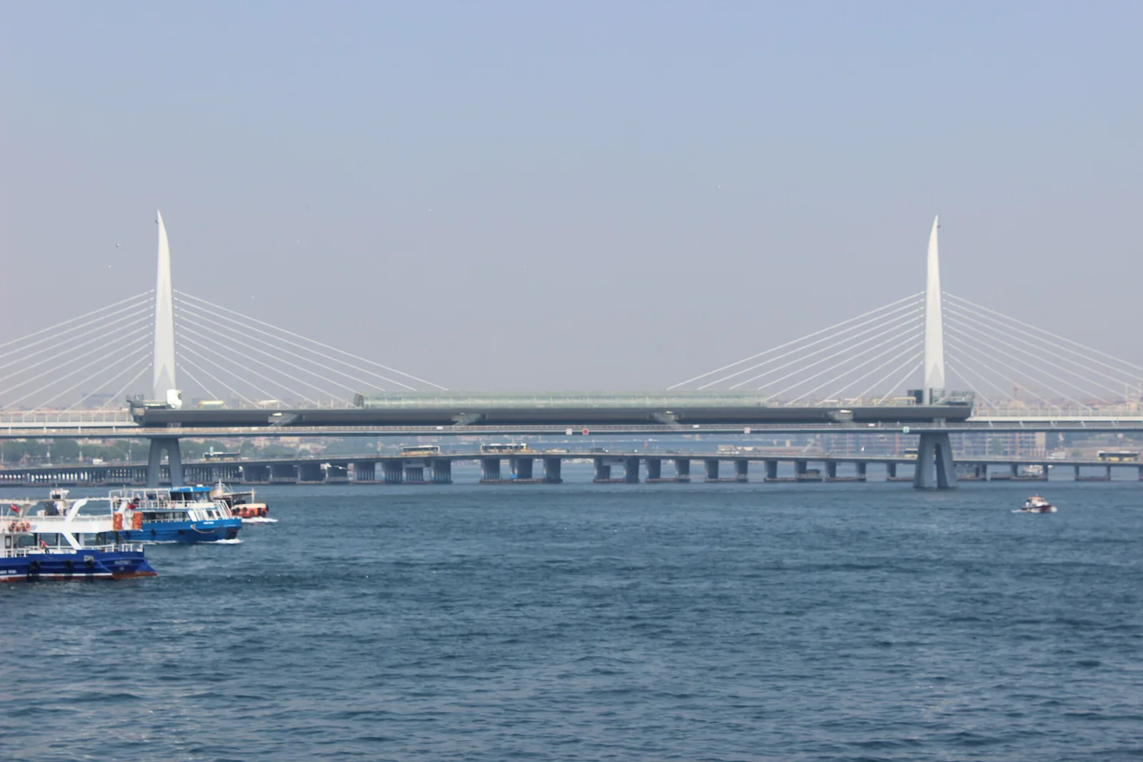 Haliç Metro Köprüsü, Beyoğlu, İstanbul — Cami