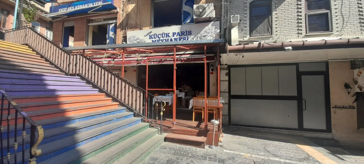 Tarihi Küçük Paris Meyhanesi, Fatih, İstanbul — Restoran