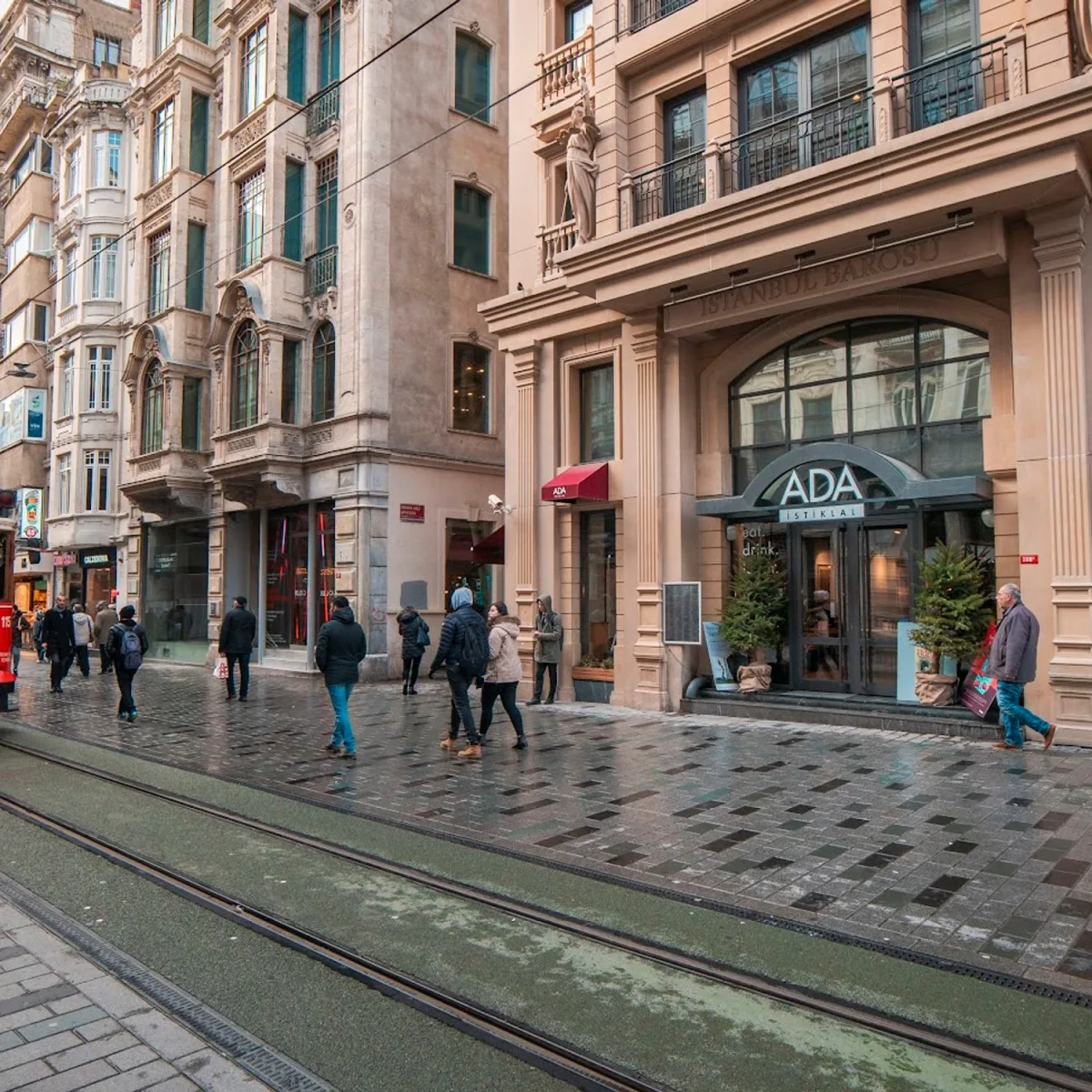 Ada Cafe + Bookstore, Beyoğlu, İstanbul — Kafe ve Pastane