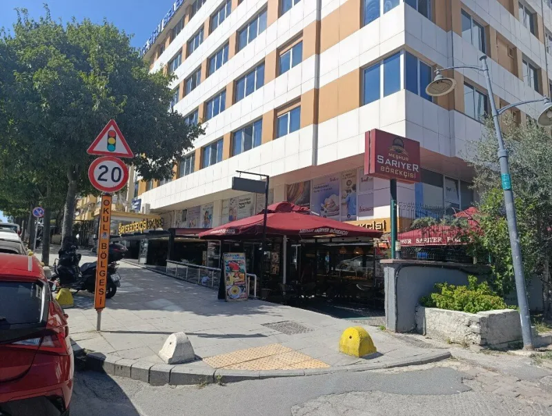 Meşhur Sarıyer Börekçisi, Sarıyer, İstanbul — Kafe ve Pastane